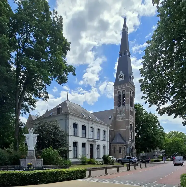 Kerkstraat in Riel met de Sint-Antonius Abtkerk en het Heilig Hartbeeld